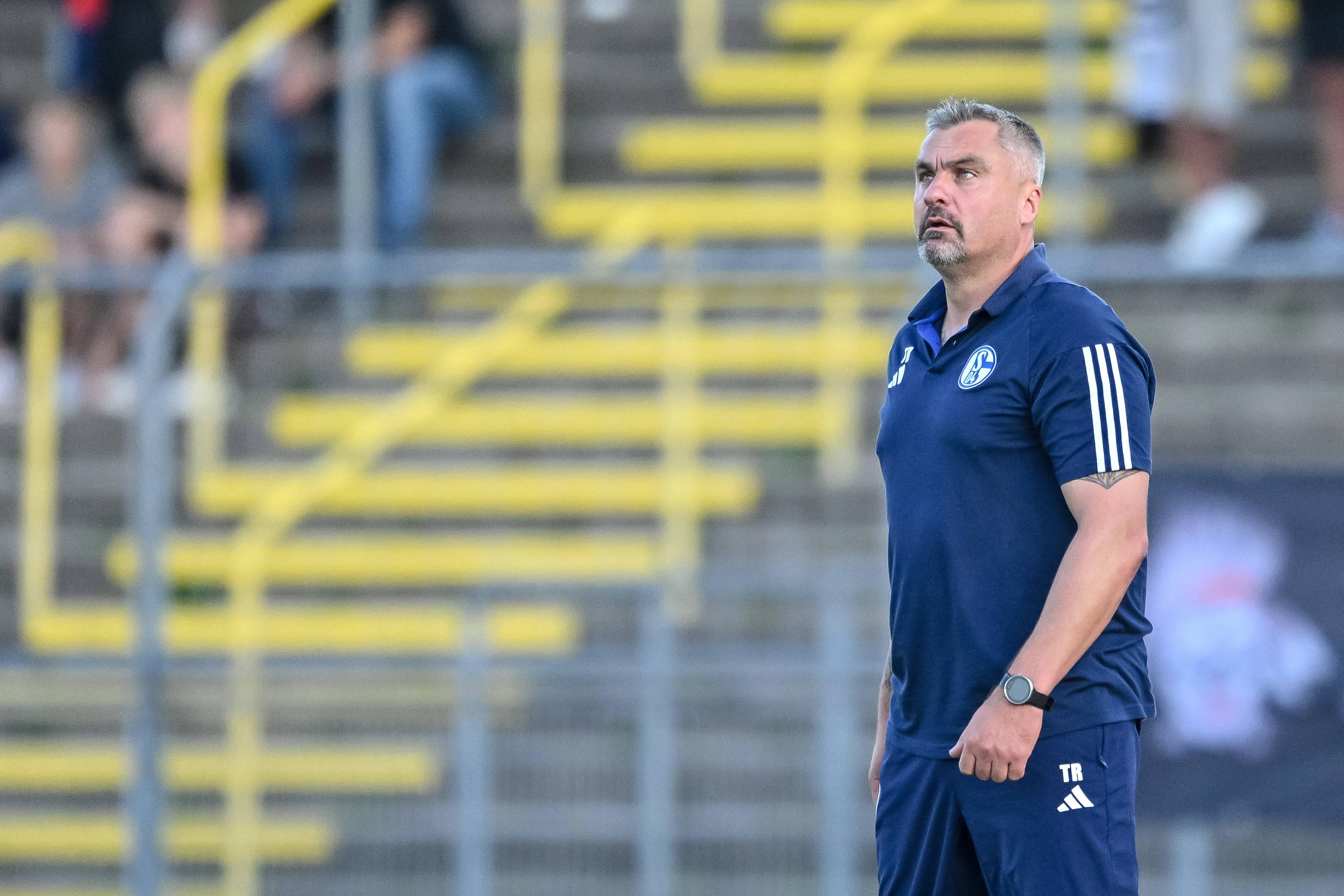 沙尔克04客场不敌对手，遗憾失利的简单介绍