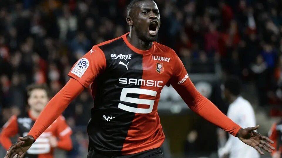 包含里昂战胜昂热，主场取胜领跑积分榜的词条