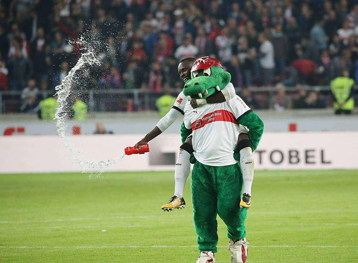 包含弗莱堡客场险胜，取得重要三分的词条