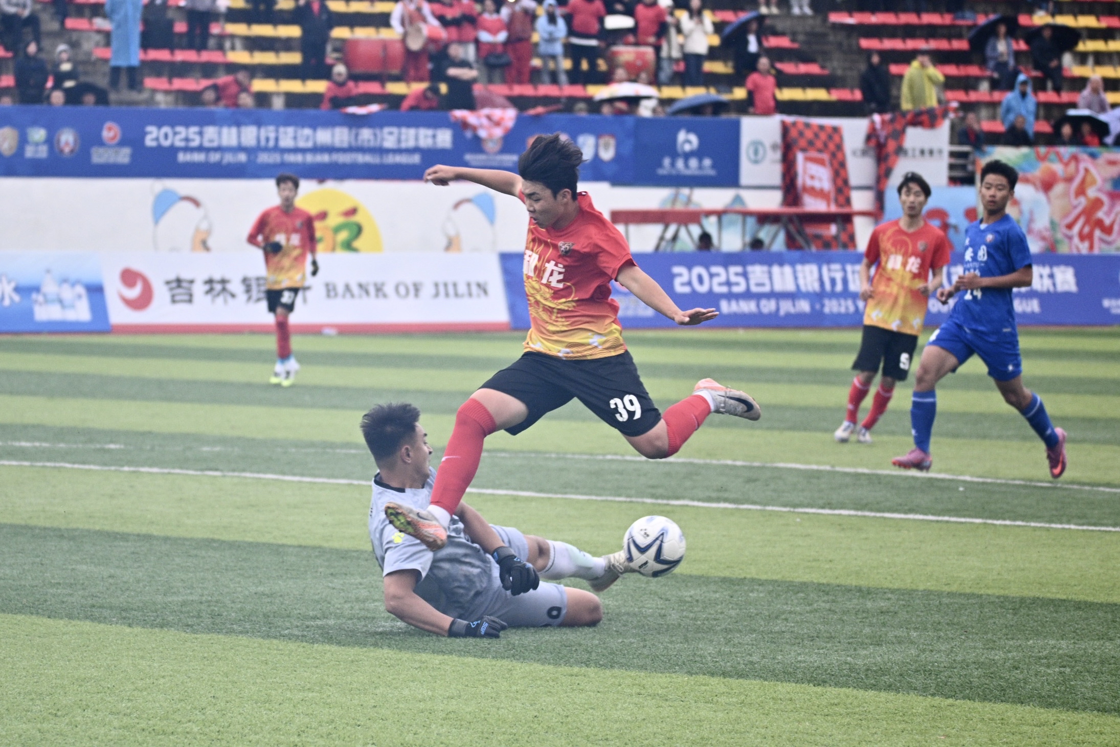 关于球员风采不减，足球赛事势必精彩的信息