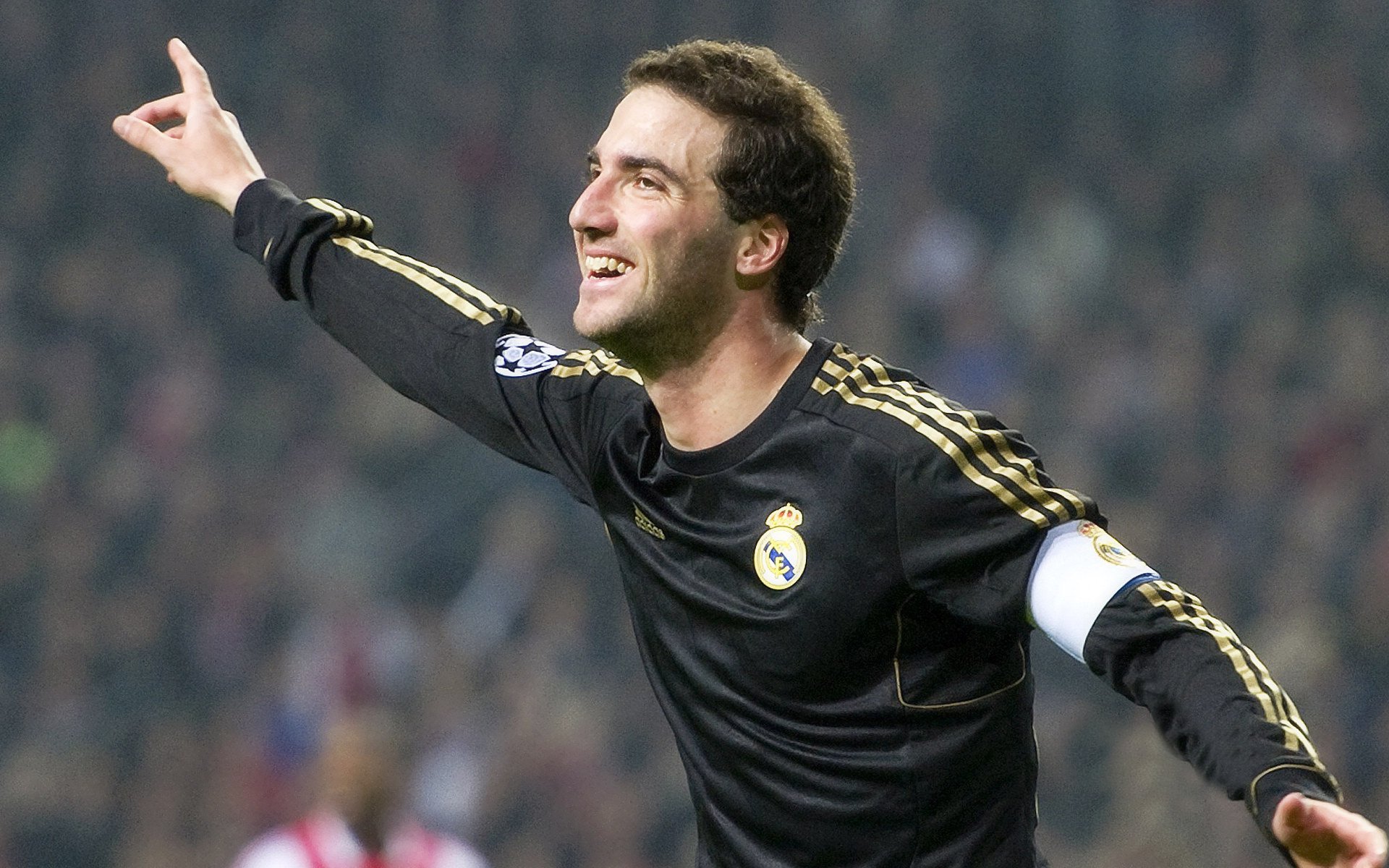 当巴伐利亚雄狮遇见安第斯神鹰，奥斯梅恩的惊艳一击如何改写足球叙事