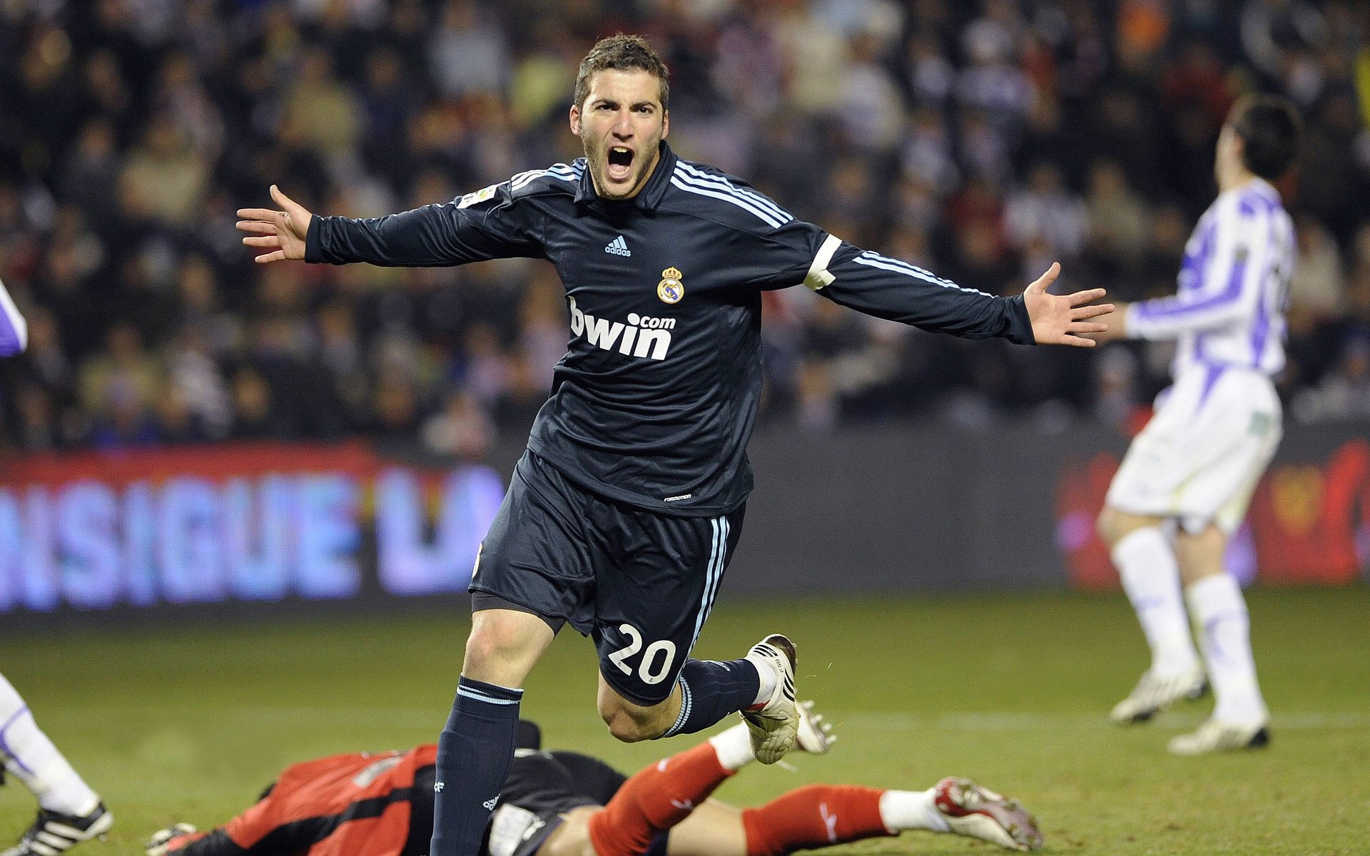 赛道上的逆袭，佩雷兹如何扛起全队，助阿斯顿马丁横扫红牛二队